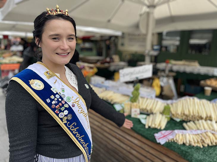 Der Spargel ist wieder das: Schrobenhausener Spargelkönigin Annalena Fischhaber beim Anstich auf dem Viktualienmarkt am 05.04.2023 (©Foto: Martin Schmitz)